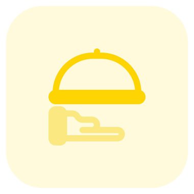 Otel personeli tarafından oda servisi olarak servis edilen yemekler.