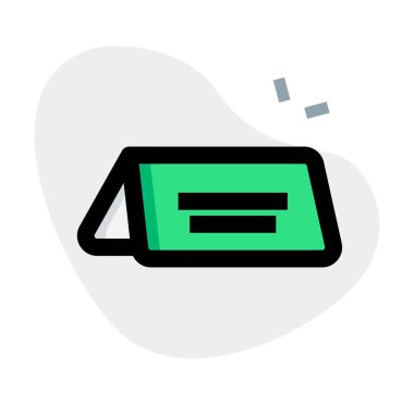 Lokantada etiketli bir akşam yemeği için ayrılmış masa.