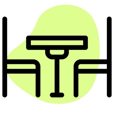 Rezervasyon için bir restoranda masa ve sandalyeler