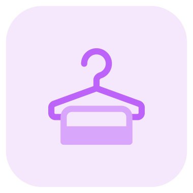 Elbiseleri ışık altında askıya asmak