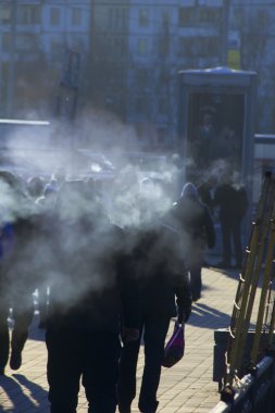 Soğuk. Şehir. İnsanlar.