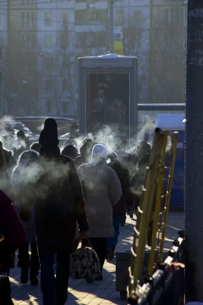 Холодно. Город. Люди . — стоковое фото