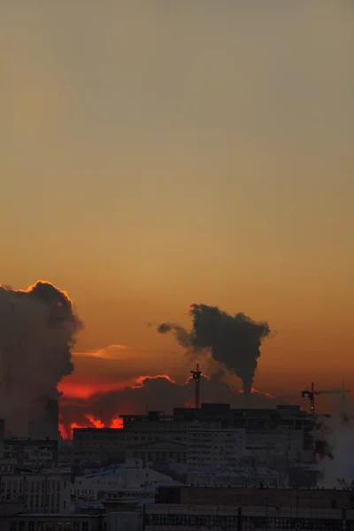 Amanecer rojo. Ciudad . —  Fotos de Stock