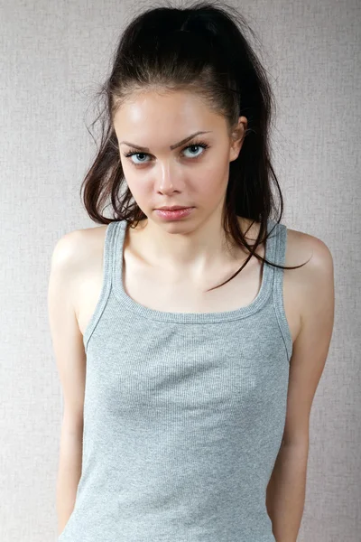 Retrato de la chica en una camiseta gris — Foto de Stock