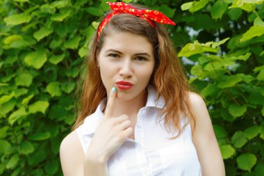 Kız yazın ormanda dinleniyor.