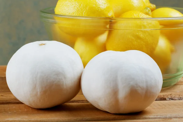 Limones y calabaza en un plato de vidrio de cerca — Foto de Stock