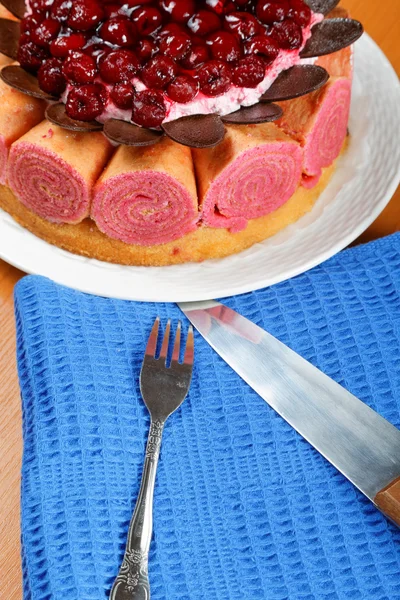 Bolo de esponja com bagas close-up — Fotografia de Stock