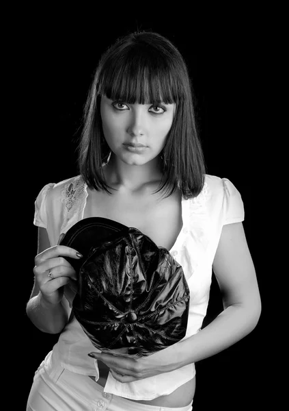 Retrato preto e branco de uma menina com boné de couro — Fotografia de Stock