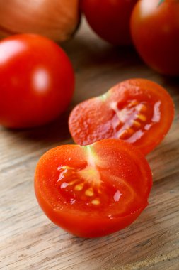 bir kesme tahtası üzerinde kırmızı domates yakın çekim