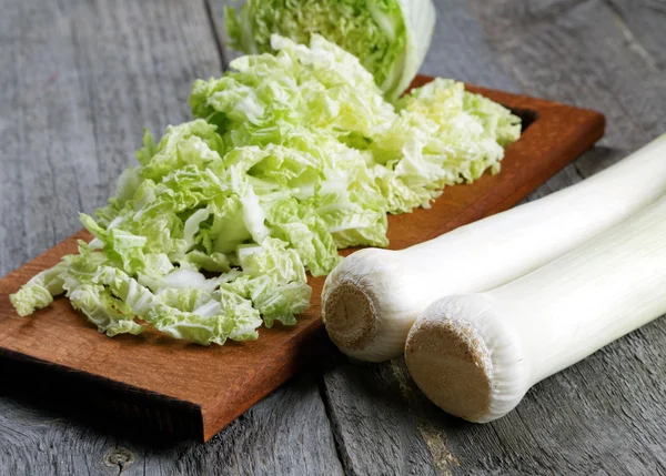 Sliced cabbage and shallots on a rustic table — Stock Photo, Image