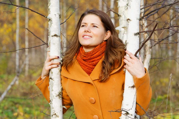 La fille parmi les jeunes bouleaux à l'automne — Photo