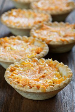 tartlets peynir ve havuç ile natürmort