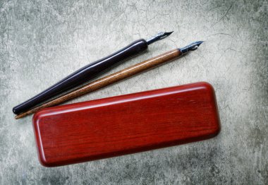 Antika dolma kalem ve kurşun kalem dava retro arka plan üzerinde