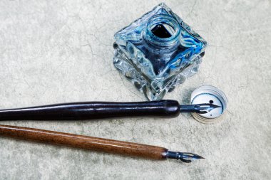 Antika dolma kalem ve mürekkep retro bir arka plan üzerinde...