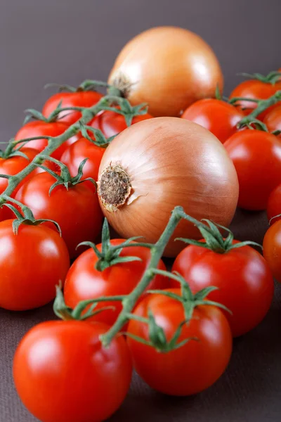 Stilleben med lök och körsbärstomater — Stockfoto