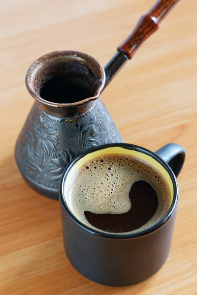 Cezve a šálek kávy na stole — Stock fotografie