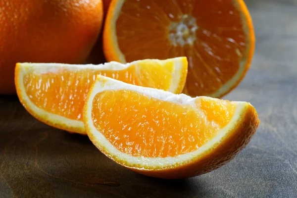Orangenscheibe in Großaufnahme auf dem Tisch Stockbild