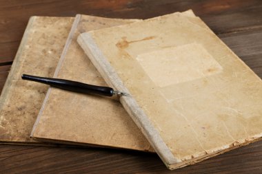 Eski kitaplarla dolu sakin bir hayat.