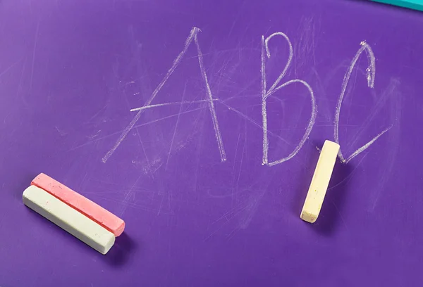 紫色儿童教育板用粉笔 — 图库照片