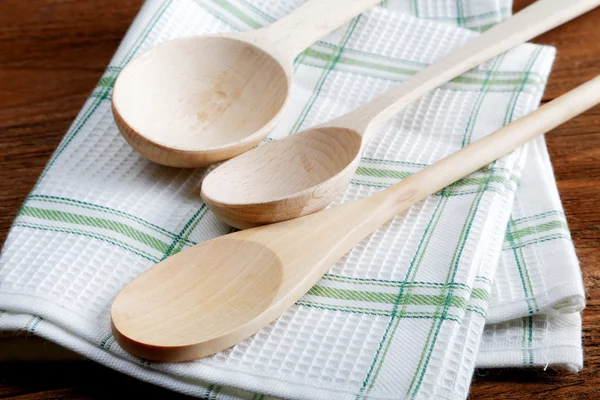 Keuken handdoek en houten lepel op de tafel — Stockfoto