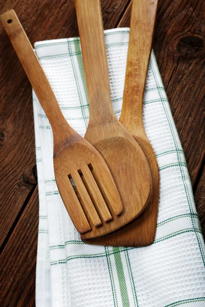 Keukenlinnen aanwezig en messen voor vlees op tafel — Stockfoto