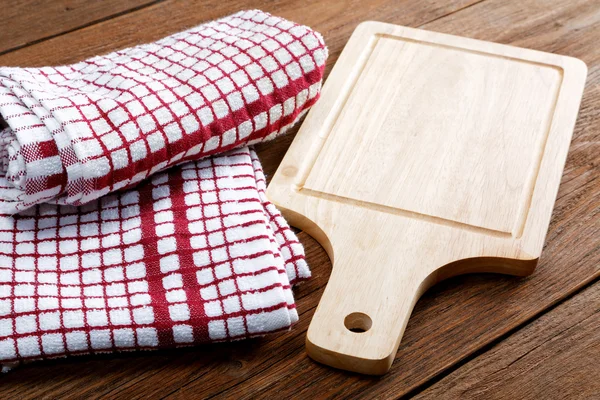 Asciugamani da cucina e tagliere su un tavolo — Foto Stock