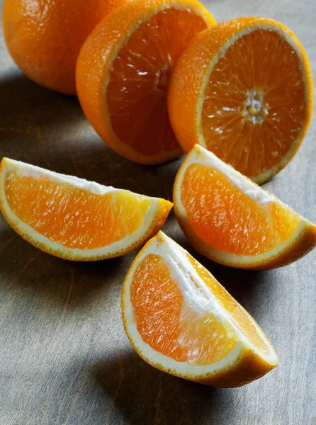 Rebanada de naranja primer plano sobre la mesa — Foto de Stock