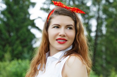 Kız yazın ormanda dinleniyor.