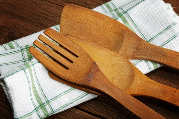 Serviettes de cuisine et lames pour la viande sur la table Images De Stock Libres De Droits