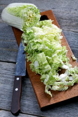 lahana ve bıçak rustik bir masanın üzerine dilimlenmiş