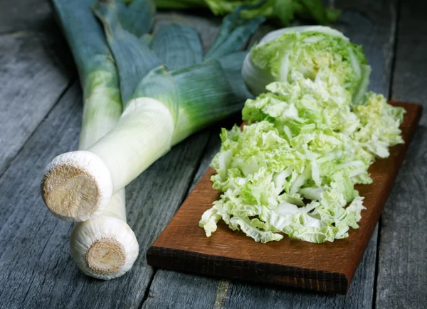Sliced cabbage and shallot on a rustic table — Stock Photo, Image