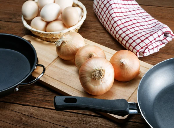 Soğan tava ve tavuk yumurtası ile natürmort — Stok fotoğraf