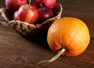 Elma ve kabak ile sonbahar natürmort