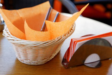 bir tabloda bir kafede peçeteler 