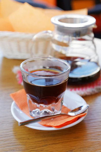 Kopje koffie op tafel in de kantine — Stockfoto