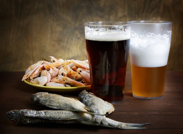 Deux verres de bière au poisson séché et écrevisses Images De Stock Libres De Droits