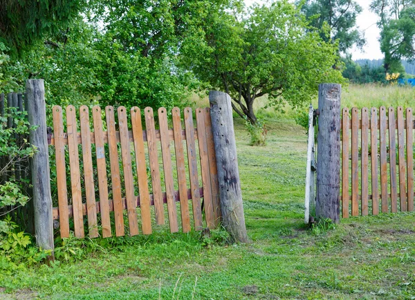 Vratké plot na venkově v létě denně — Stock fotografie