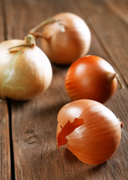 Nature morte avec des oignons sur une vieille table — Photo