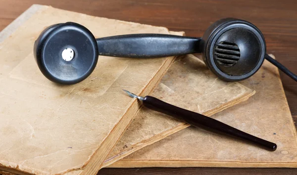 Натюрморт со старыми писательскими книжками перо и телефон — стоковое фото
