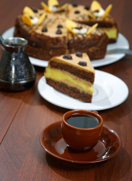 Tårta med en kopp kaffe på bordet — Stockfoto