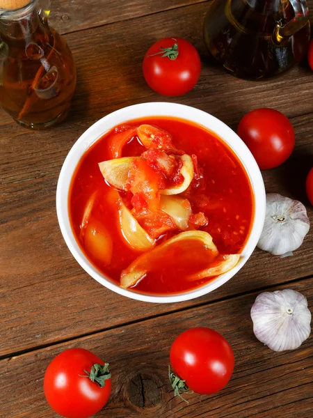 Stillleben mit Tomaten und Zwiebelsauce — Stockfoto