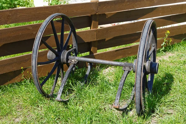Houten wielen van een oude wagen — Stockfoto