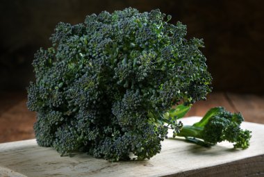 Brokoli yaprakları bir tablo ile başkanı