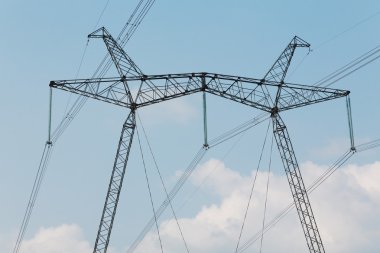 Yüksek gerilim iletim hatları ile bulutlar gökyüzü karşı