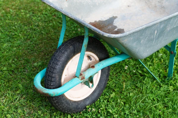 Chariot de jardin sur l'herbe en été close-up — Photo