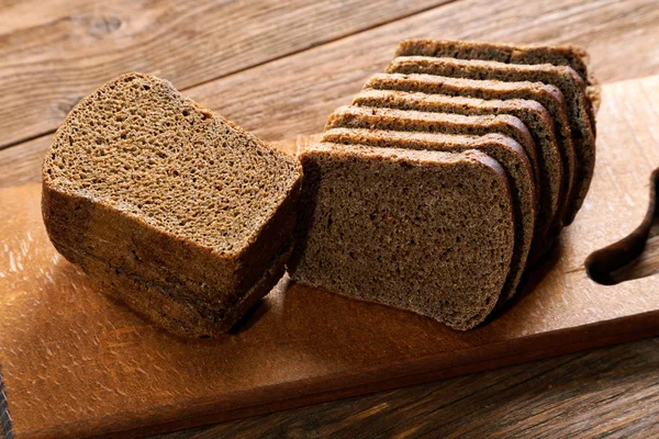 Plátky žitného chleba na stůl — Stock fotografie