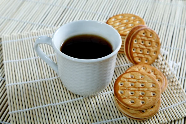 Té de la mañana y galletas en la cocina —  Fotos de Stock