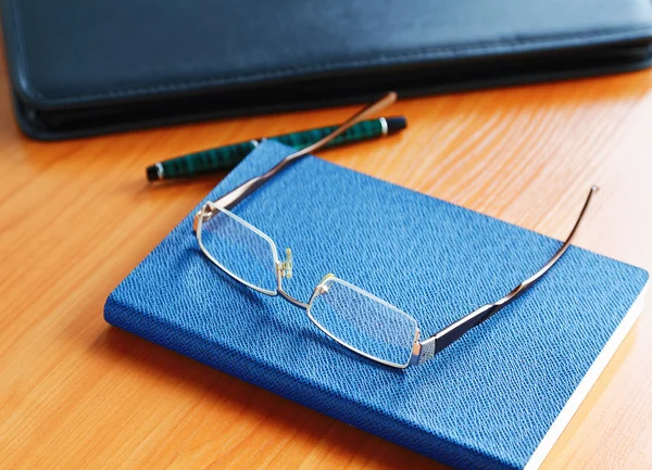 Zakelijke Stilleven met glazen en dagboek — Stockfoto