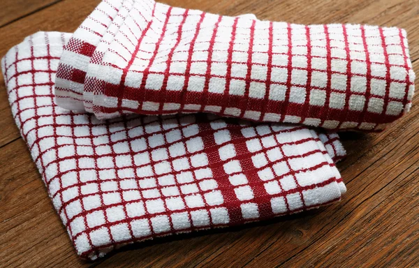Asciugamani da cucina su tavolo rustico — Foto Stock