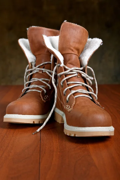 Par nya skor på golvet närbild — Stockfoto
